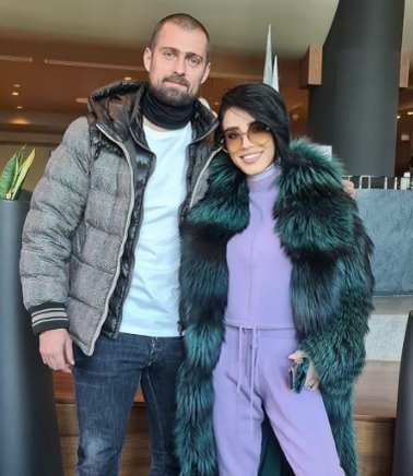 Adelina Pestrițu a petrecut de Revelion cu Gabriel și Ioana Tamaș. Ce ținută a purtat bruneta în noaptea dintre ani
