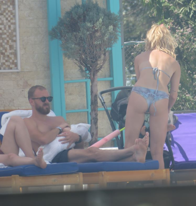 Sexy-mămica a ”rupt” în două litoralul!