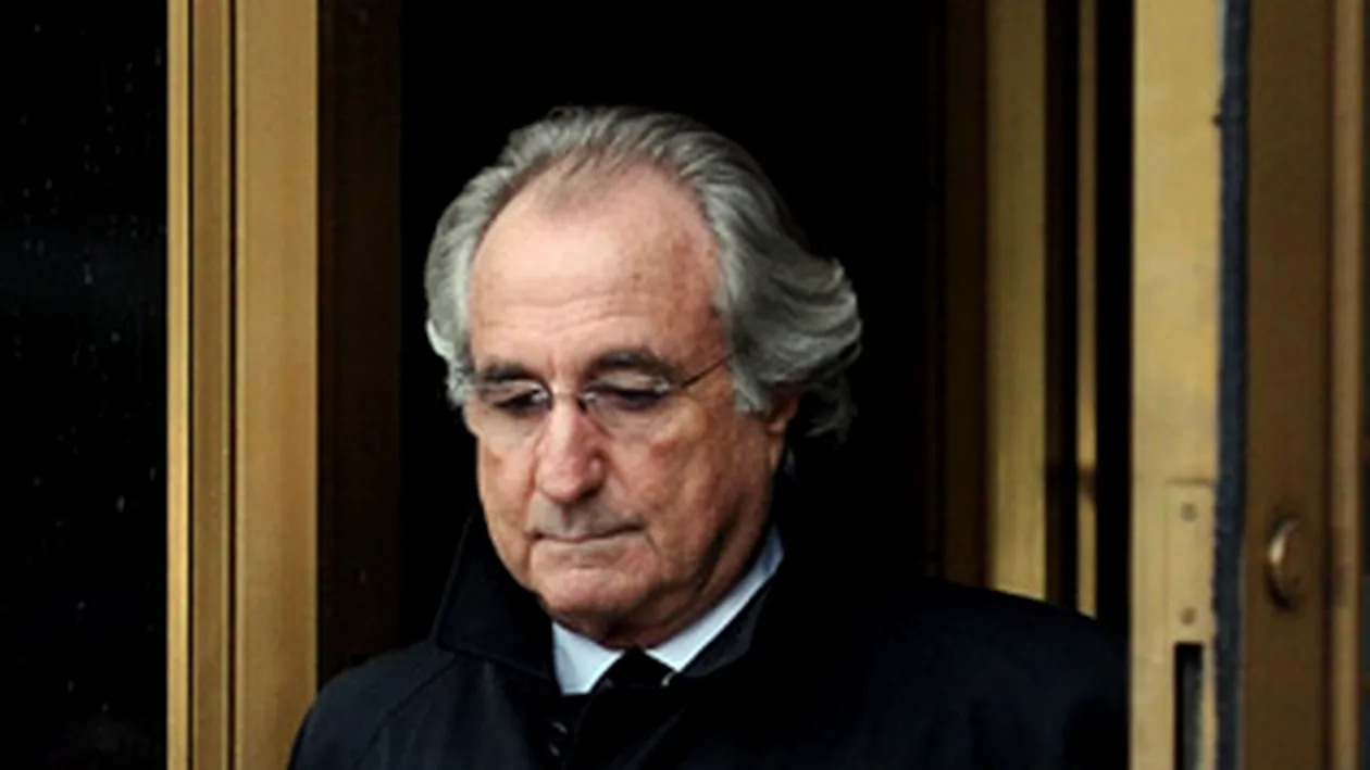 Bernard Madoff, batut in puscarie! S-a ales cu nasul spart si cateva coaste rupte!