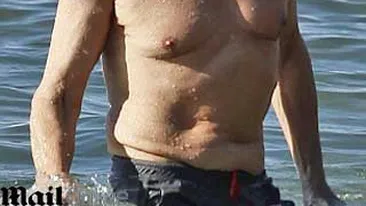 Michael Douglas pe plajele din Hawaii, dupa tratamentul impotriva cancerului!