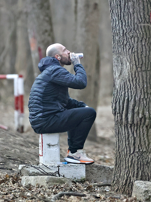 Vizibil epuizat, Bordea a consumat energizant pe nerăsuflate, în încercarea de a se revitaliza (Foto: CANCAN.RO)