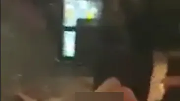 VIDEO SCANDALOS. Un bărbat COMPLET  dezbrăcat se tăvăleşte pe jos în Centrul Vechi!