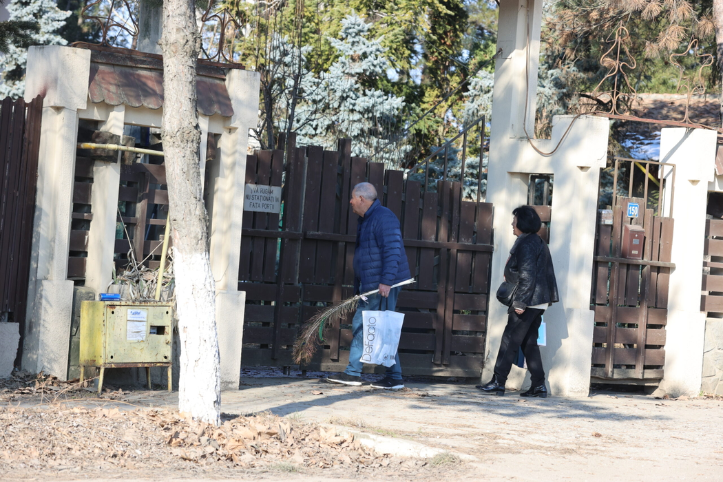 Cristian Țânțăreanu a venit cu pene de păun în mână (Foto: CANCAN.RO)