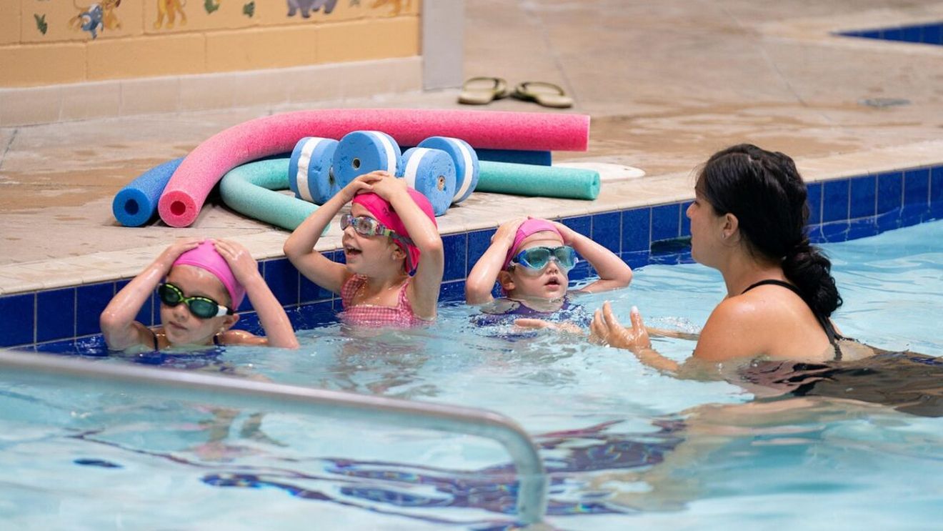 Lecții gratuite de înot pentru copiii din România. Când va începe programul național