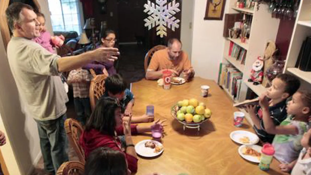 Doi homosexuali sunt parinti model! Au adoptat 12 copii