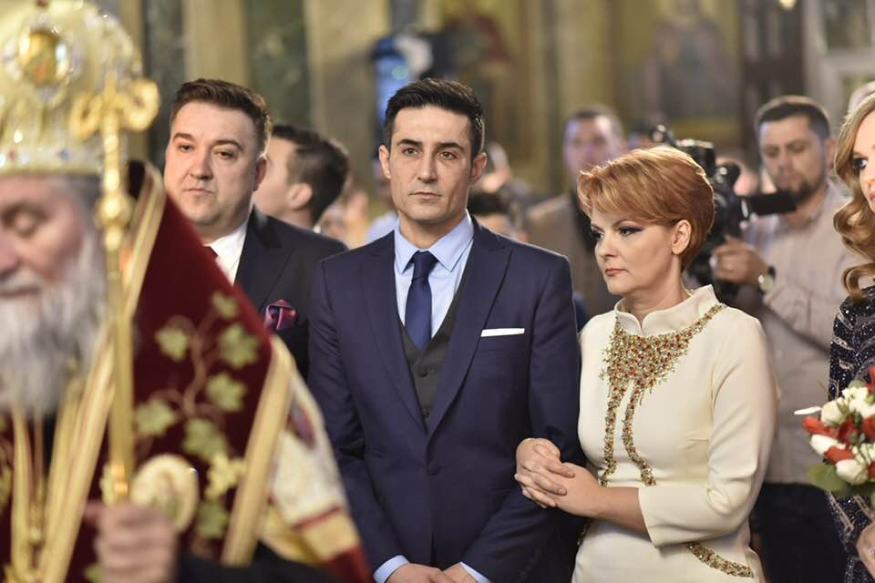 Primele imagini de la nunta Liei Olguța Vasilescu și a lui Claudiu Manda! Ce rochie a purtat mireasa în biserică