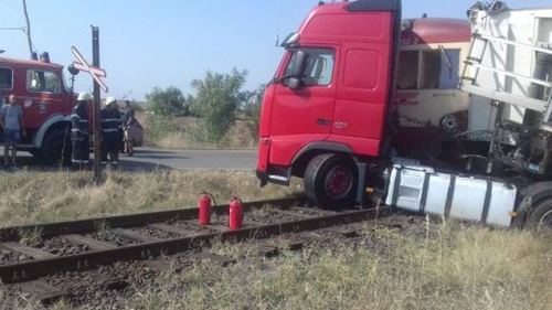 Un tren și un tir s-au ciocnit între Craiova și Calafat! Traficul feroviar a fost întrerupt