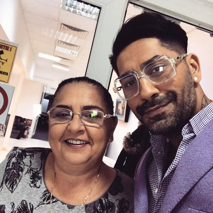 Mama lui Connect-R nu renunță la taraba cu ziare, deși fiul ei are succes!
