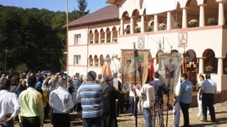 In plina criza, calugarii argeseni inaugureaza un nou hotel pentru pelerini