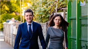 Ce diferență URIAȘĂ de vârstă există între Nicușor Dan și Mirabela Grădinaru. Nimeni nu se aștepta la asta!