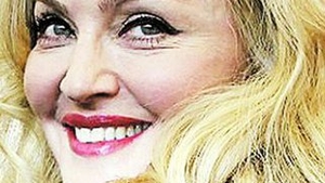 Madonna arata ca "Femeia-Pisica"! Ambele au gura si pometii deformati
