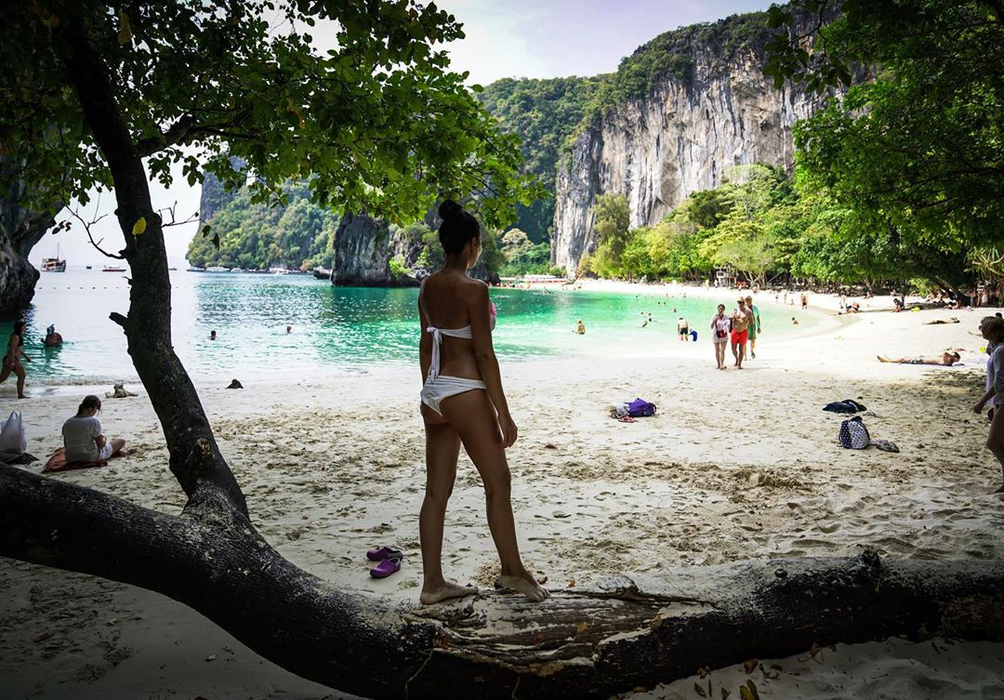 Imaginile pe care le așteptau toți fanii Pro TV! Corina Caragea, fotografiată în bikini minusculi pe o plajă din Hong Island, Thailanda