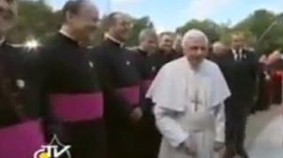 VIDEO ULUITOR! Papa Benedict al XVI-lea lasat cu mana intinsa de clericii bisericii germane! Nu au vrut sa il salute pe Suveranul Pontif!