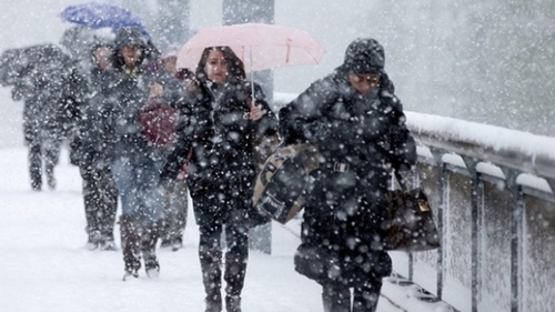 PROGNOZA METEO pe urmatoarele trei zile. Vremea se mentine deosebit de rece, vor fi ninsori si vant