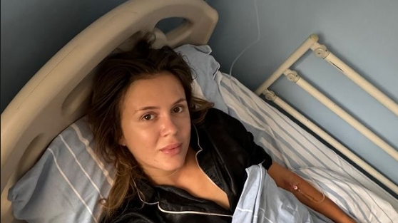 Emily Burghelea a chemat preotul acasă! Vedeta, soțul și mătușa ei au ajuns de urgență la spital: ”Rău de tot!”