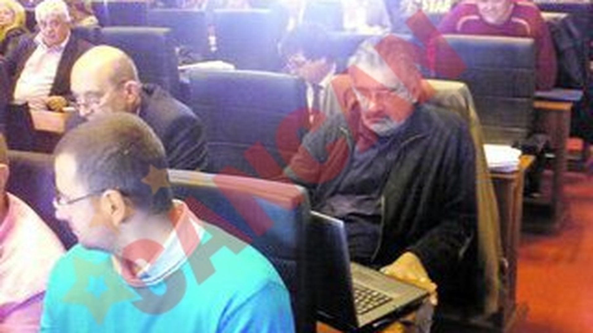 Joaca poker in timpul sedintei
