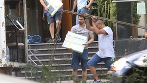 VIDEO EXCLUSIV. A încărcat în 2 camioane frigiderul, oglinzile şi... Tuncay, evacuat din apartamentul unde s-a ”refugiat” după divorţ!