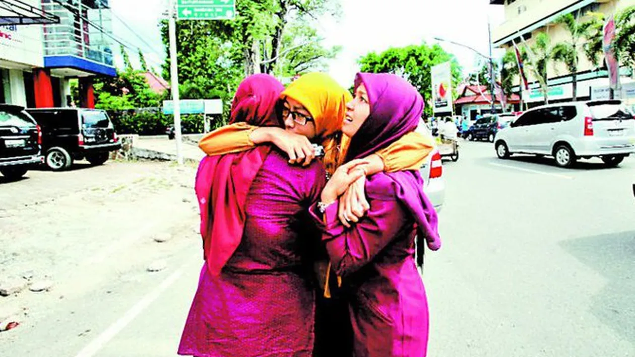 Indonezia, lovita de doua cutremure de peste8 grade pe scara Richter! Panica si teroare