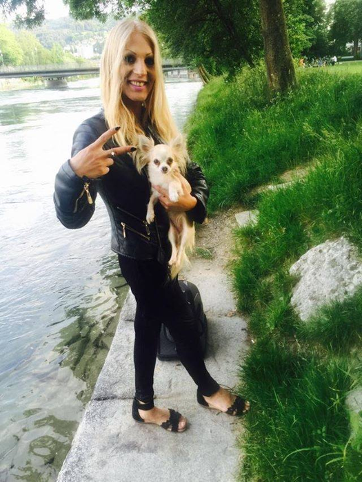 Ţi-l mai aminteşti pe transsexualul Naomy? A devenit o adevărată bombă sexy