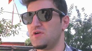 Smiley si-a pus fanii la incercare! Ce intentioneaza sa faca cu o tanara pe o masa de biliard: "O fi rezistenta?"