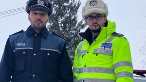 A avut zile! Trei polițiști din Iași au intrat în foc pentru a salva o femeie de 93 de ani