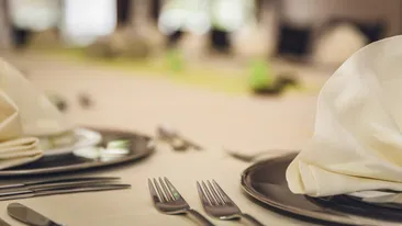 De ce trebuie să lăsaţi tacămurile în farfurie, orientate cu vârfurile sub forma literei A? Codul bunelor maniere