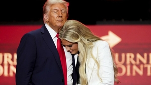 Momentul înduioșător în care Donald Trump o îmbrățișează pe văduva lui Charlie Kirk. Erika nu vrea ca asasinul să fie ucis