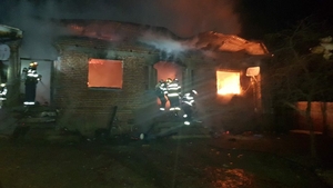Tragedie în județul Olt. O femeie și fiul ei au murit după ce le-a luat foc casa | FOTO + VIDEO