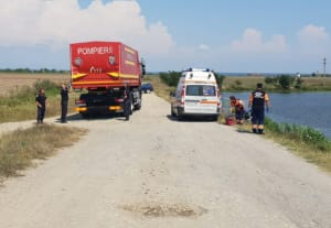O femeie a fost lăsată se înece după ce a plonjat cu mașina în lac, lângă autostrada București-Pitești