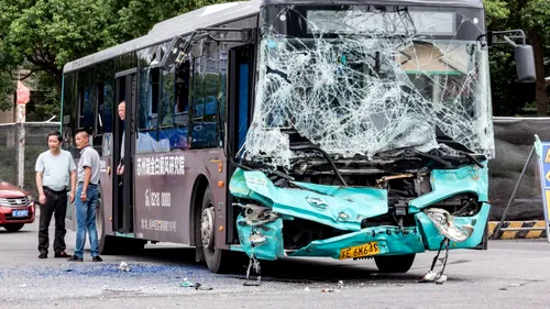 Tragedie de neînchipuit: Zeci de părinți și elevi spulberați de un autobuz, în fața școlii. Durere fără margini