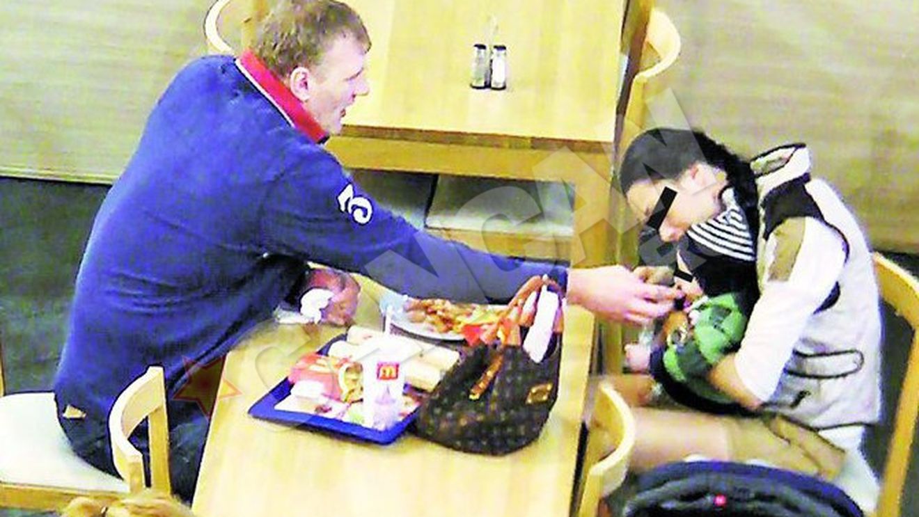 Chiar sub privirile Alinei! Tolea Ciumac si-a indopat fiul la fast-food