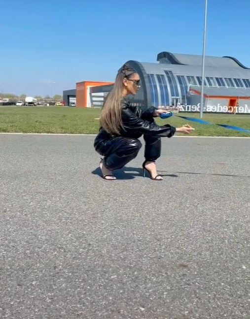 Karmen, criticată dur după ce s-a afișat cu Ferrari-ul 458 Spider, pe care tatăl său îl deține: “Lasă-ne cu superlativul / Ideea e copiată” | VIDEO