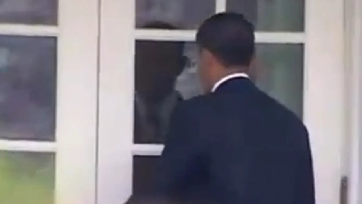 VIDEO INCREDIBIL! Se intampla si la Casa Alba! Barack Obama, inchis pe terasa Biroului Oval!