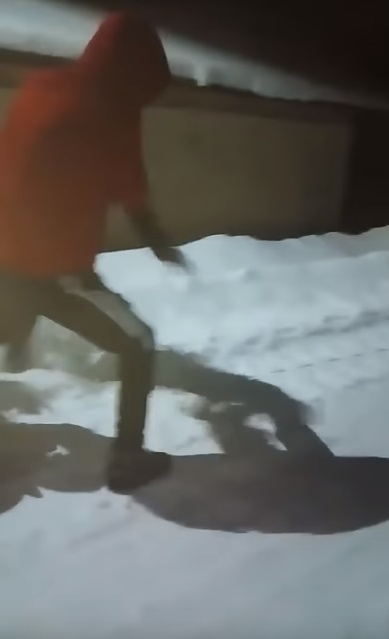 Un copil din Botoșani a fost bătut cu bestialitate de doi tineri. E fabulos ce a spus un internaut despre martorul care a filmat scenele