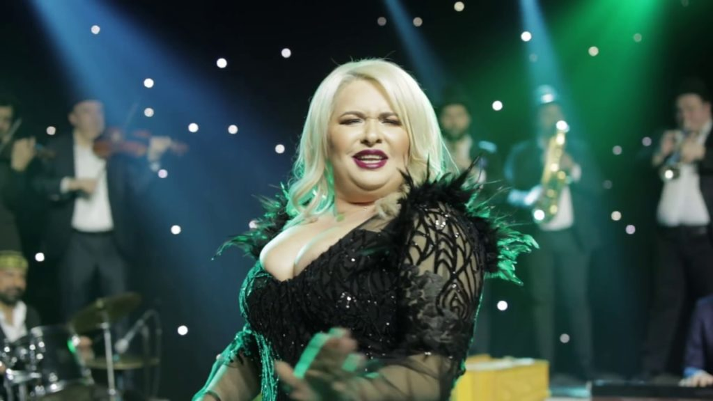 Imagini halucinante din fața casei Clejanilor! Viorica a înjurat un reporter ca la ușa cortului și a aruncat cu o cutie de lapte în el. VIDEO