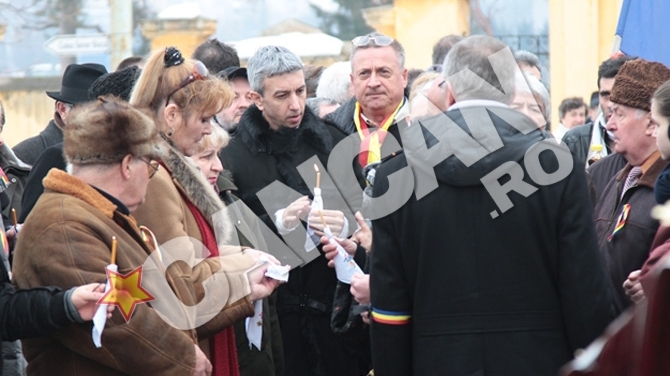 Dan Diaconescu, asaltat de fani la o inmormantare! Si-a condus pe ultimul drum un invitat la emisiune!