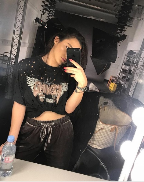 Fiica Andreei Esca, seducătoare într-un costum de baie cu buline. Incidentul în care a fost implicată într-o gară din Londra
