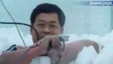 VIDEO Record mondial de rezistenta la frig! Au stat doua ore ingropati in gheata