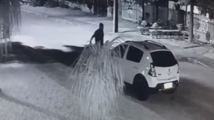 O femeie infidelă a fost prinsă în fapt de soţ, în timp ce se iubea în maşină cu "amantul", pe care tocmai îl cunoscuse. Explicaţia ei e halucinantă