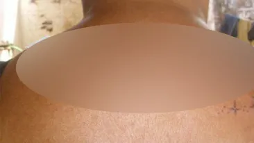 Tatuajul pe care il va regreta mai tarziu. Ce si-a putut scrie acest barbat pe spate. Sper ca are o scuza! O fi fost beat!