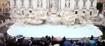 Câți bani sunt aruncați în fiecare an în celebra Fontana di Trevi?! SUMA ESTE AMEȚITOARE!