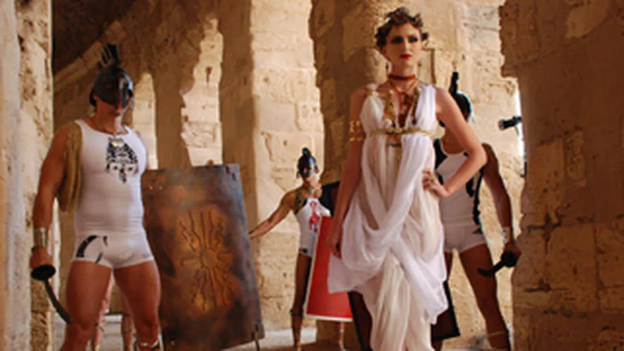 Fetele de la Next Top Model au fost bagate in arena animalelor salbatice!