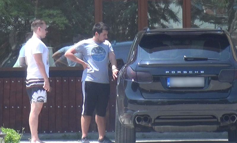 Prietenii lui Alibec se întorc de la intrarea în piscină şi îi explică fotbalistului situaţia