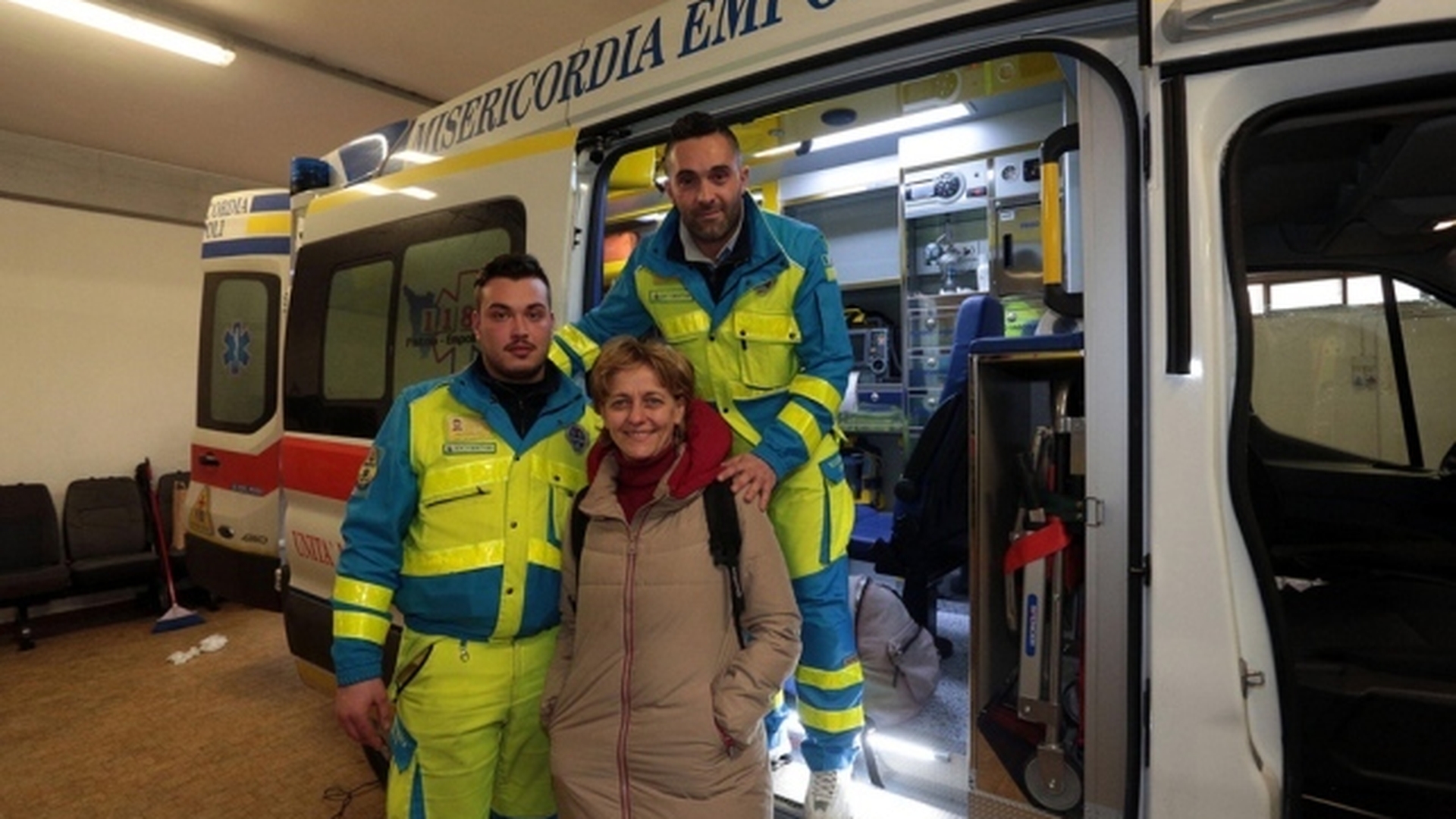 Această femeie grav bolnavă a fost ajutată de cadrele medicale din Italia să ajungă acasă la Oneşti ca să moară. Gestul a fost unul care a impresionat pe toată lumea