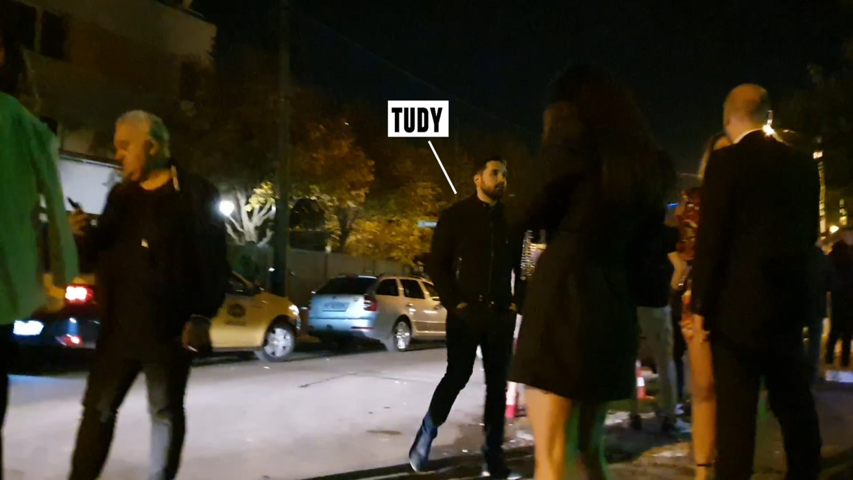 Tudy s-a întâlnit cu niște prieteni în față la NUBA