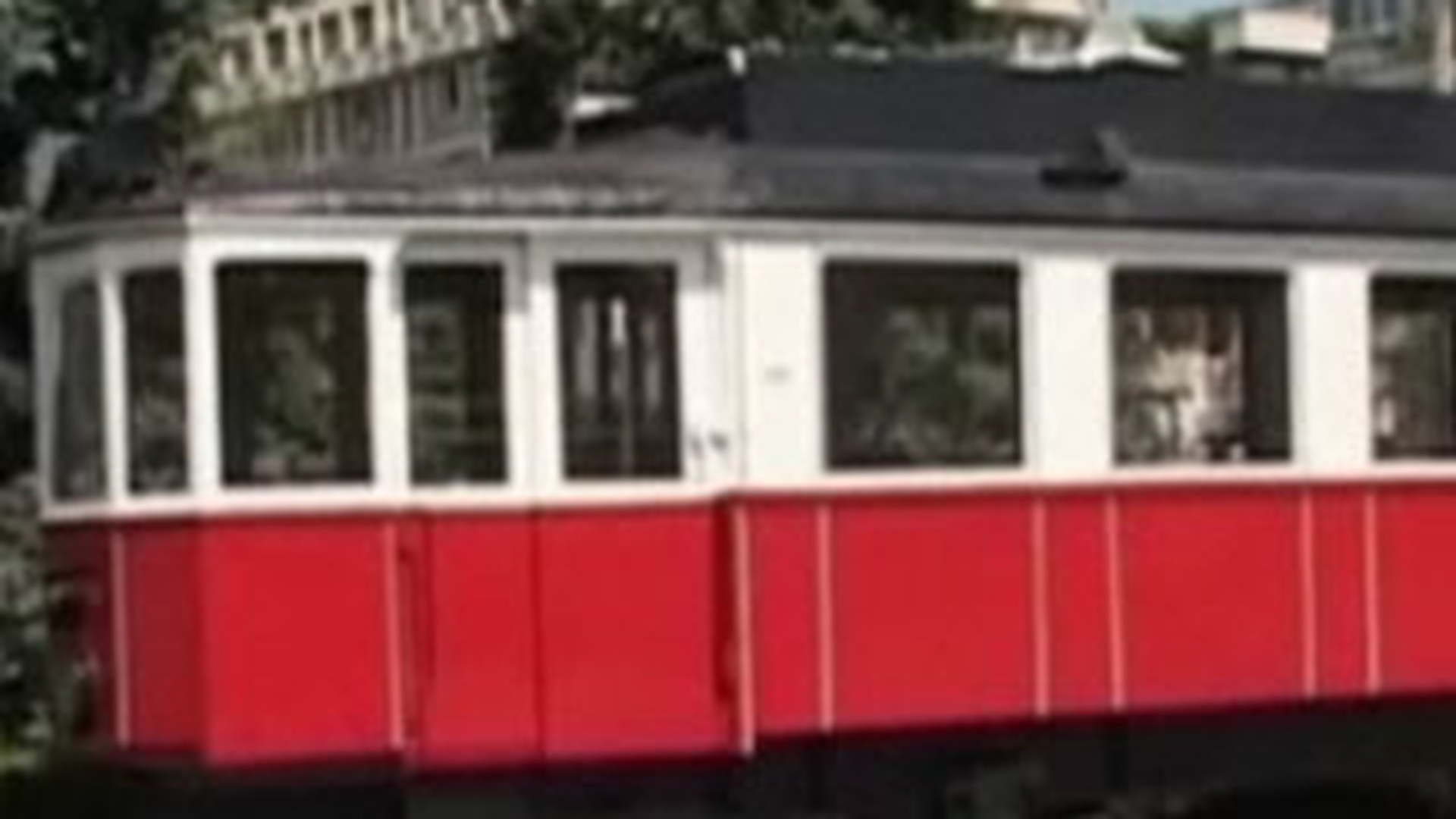 VIDEO Criza le da idei primarilor! Inchiriaza tramvaie de epoca in schimbul alimentelor