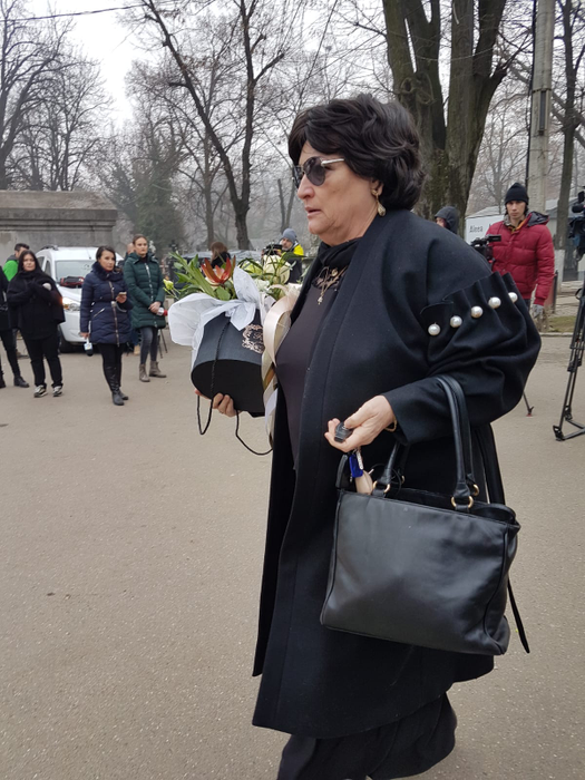 Primele imagini cu familia îndurerată a Cristinei Țopescu. Sicriul cu trupul neînsuflețit al jurnalistei, depus la capela Cimitirului Bellu