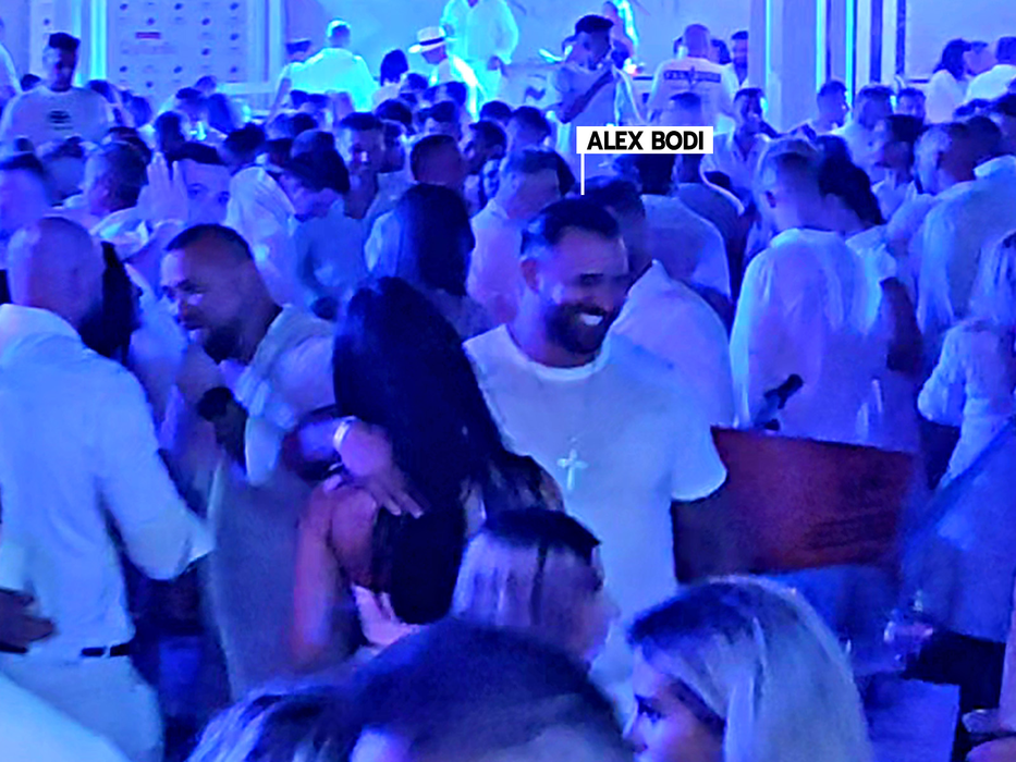 Alex Bodi s-a simțit perfect în compania brunetei