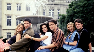 La un an de la moartea lui Matthew Perry, o colegă din "Friends" încearcă să ia legătura cu el...