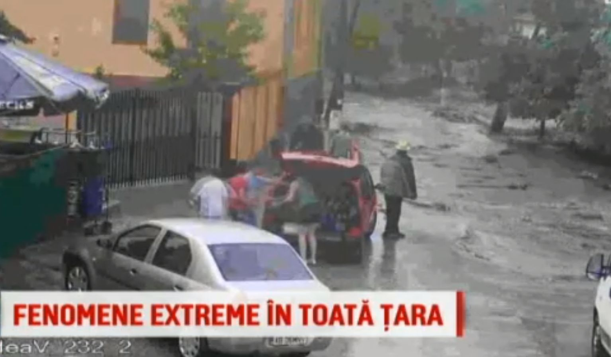 Reacția sfâșietoare a unei bătrâne din Alba care și-a văzut casa luată de ape